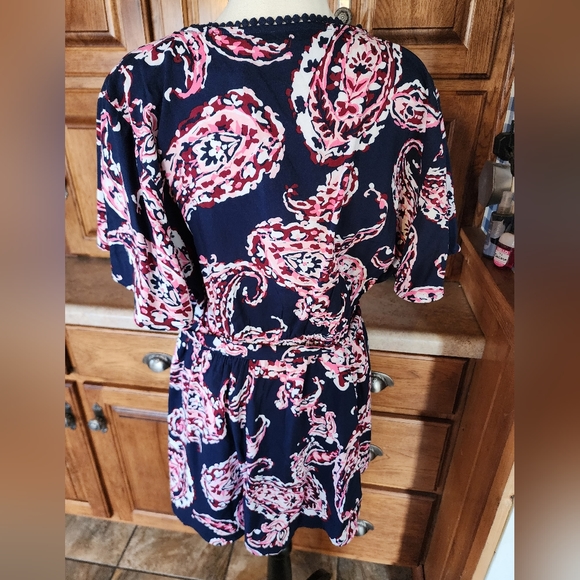 NEW Crown & Ivy Navy Paisley Print Top Size 1X (14/16) - Picture 7 of 11